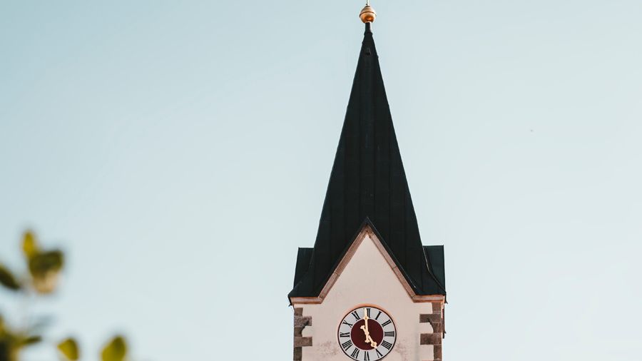 Kirchturm. Foto: FelixMittermeier / unsplash.com