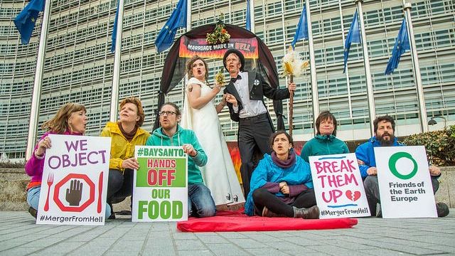 Aktivist*innen demonstrieren gegen die Fusion von Bayer und Monsanto. Foto: Lode Saidane / Friends of the Earth Europe