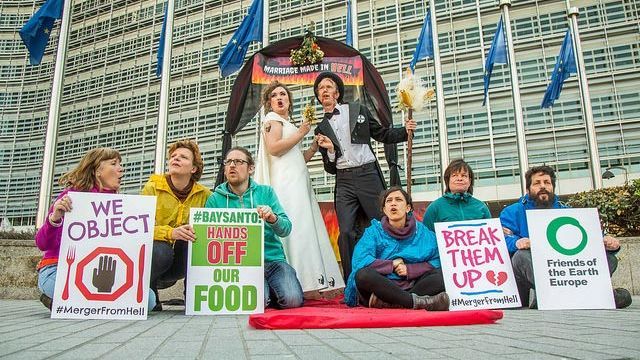 Aktivist*innen demonstrieren gegen die Fusion von Bayer und Monsanto. Foto: Lode Saidane / Friends of the Earth Europe